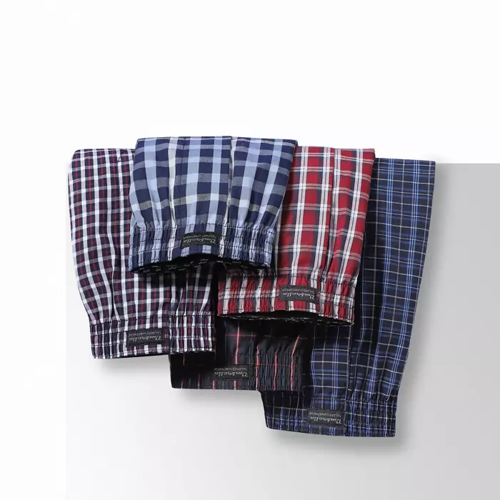 5 Klassische karierte Boxershorts hängen über einer Wand