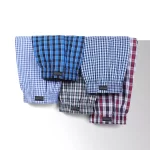 5 karierte Boxershorts hängen über einer Wand