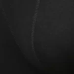Nahaufnahme. Naht im Schritt einer schwarzen Bambus-Unterhose