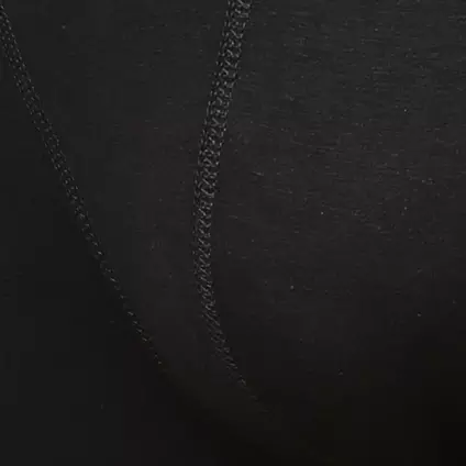Nahaufnahme. Naht im Schritt einer schwarzen Bambus-Unterhose
