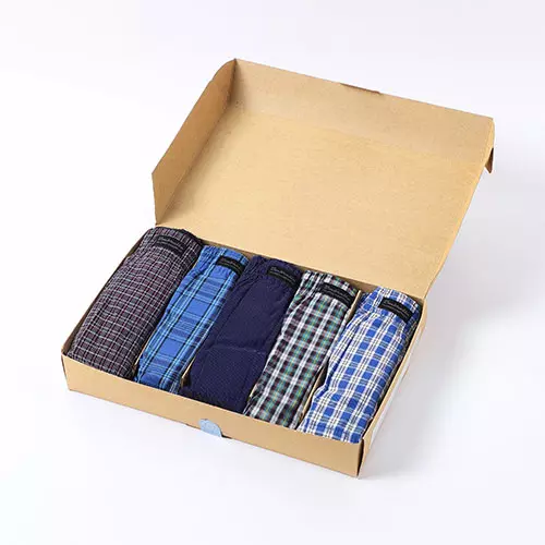 Geöffnete Verpackung mit 5 karierten Boxershorts