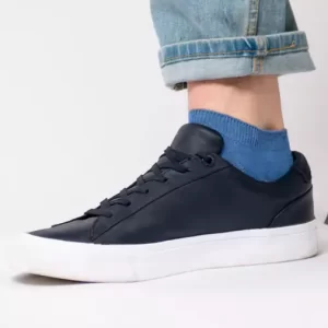 Mann trägt Hose und Schuh und blaue Knöchelsocke