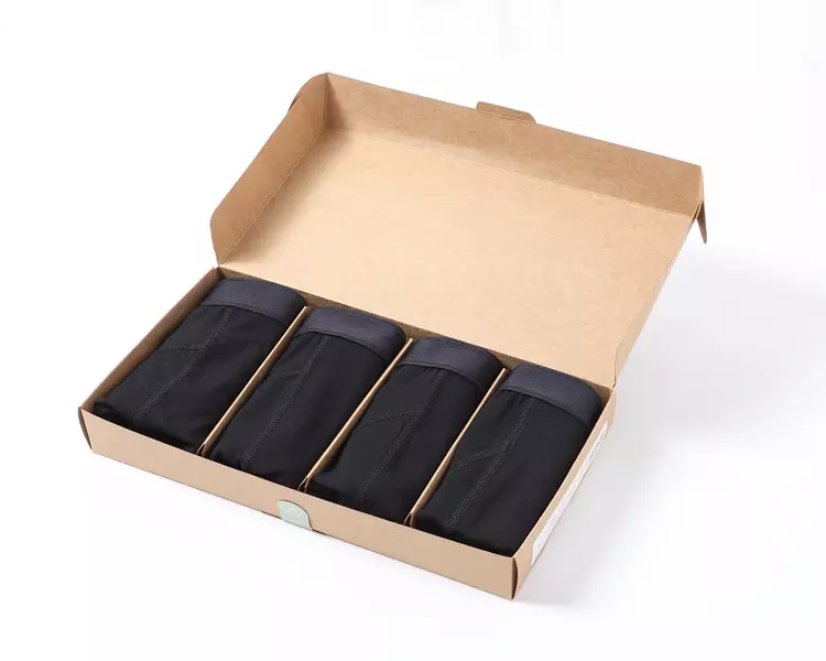 Geöffnete Verpackung mit 4 langen Bambus Unterhosen