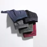 5 Bambus Trunks in verschiedenen Farben hängen über einer Wand