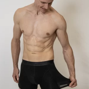 Mann trägt schwarze Trunks