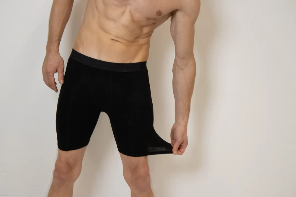 Mann trägt eine extra lange Unterhose aus Bambus