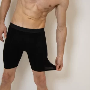 Mann trägt eine extra lange Unterhose aus Bambus