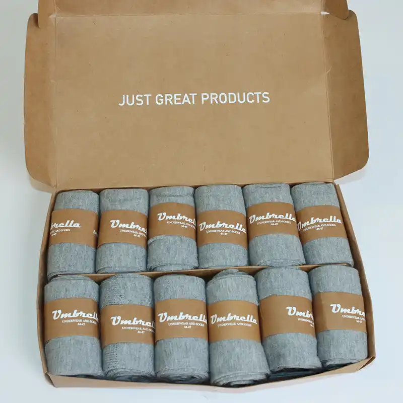 12er Pack graue Bambus Socken in geöffneter brauner Verpackung.