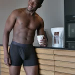 Mann in schwarzen Trunks